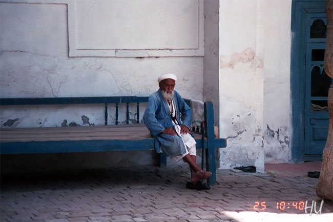 Cami Avlusunda Özbek Yaşlı, Buhara, Özbekistan – 1984 yılı   Fotoğraf: Halil Uğur