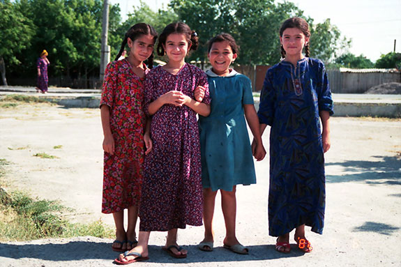 Türkmen çocukları, Göktepe, Türkmenistan, 1984. Fotoğraf: Halil Uğur 