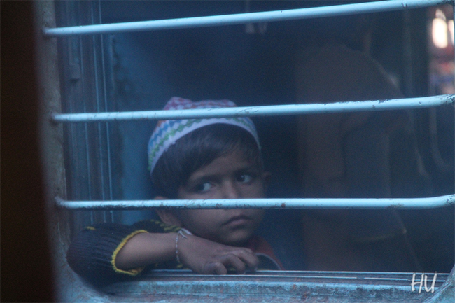 Trenden bir mahsun bakış, Hindistan       Fotoğraf: Halil Uğur 