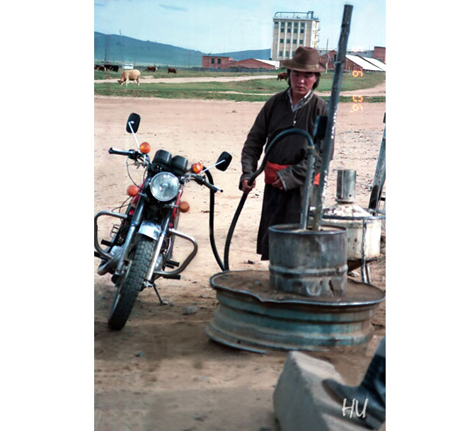 Benzin istasyonu ve motorlu genç, Moğolistan, 1990 yılı.  Fotoğraf: Halil Uğur 