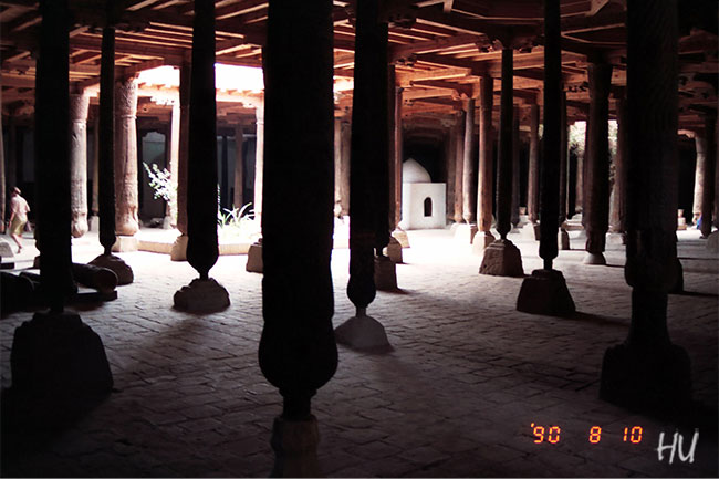 Tarihi cami içi, Semerkant, Özbekistan, 1990 yılı.    Fotoğraf: Halil Uğur 