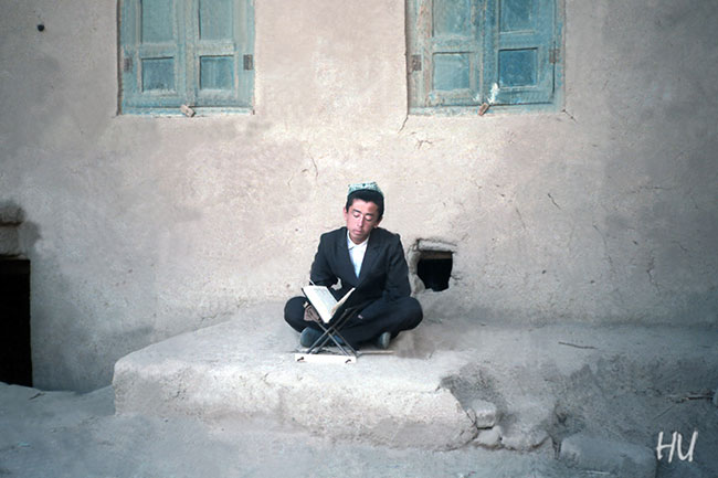 Uygur Genç Kitap Okuyor, Turfan, Uygur Bölgesi, Çin. 1984 yılı.   Fotoğraf: Halil Uğur