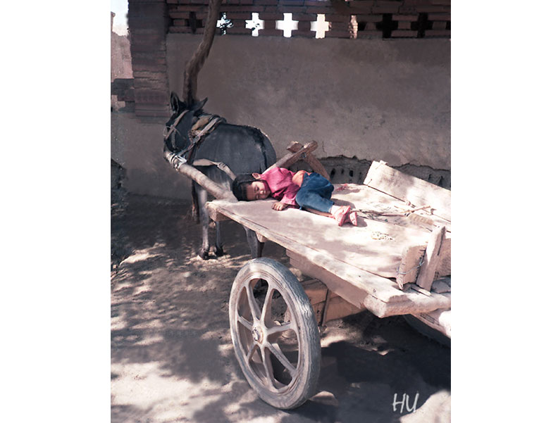 Bekleyen Takside Uyuyan Uygur Çocuk, Kaşgar, Uygur Bölgesi, Çin – 1984 yılı.   Fotoğraf: Halil Uğur 