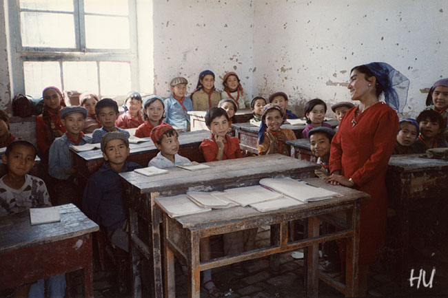 Uygur Çocuklar Müzik Dersinde, İlkmektep, Kaşgar, Uygur Bölgesi, Çin, 1984 Fotoğraf: Halil Uğur