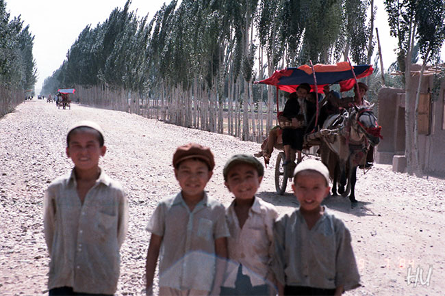 Uygur Çocuklar ve Taksiler, Kaşgar Yolları , Uygur Bölgesi, Çin – 1984 yılı   Fotoğraf: Halil Uğur