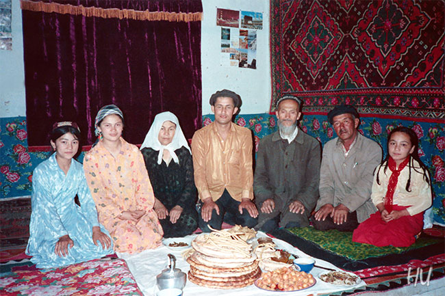 Uygur Aile Sofrada, Kaşgar, Uygur Bölgesi, Çin, 1984 yılı    Fotoğraf: Halil Uğur 