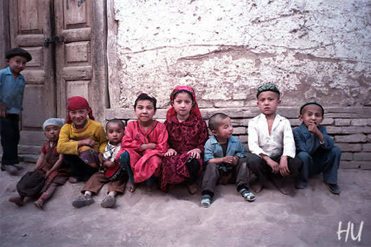 Kaşgar'da Çocuklar, Uygur Bölgesi, Çin, 1984. Fotoğraf: Halil Uğur 