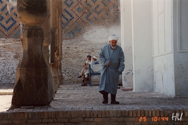 Cami Avlusunda, Semerkand, Özbekistan, 1984 yılı.   Fotoğraf: Halil Uğur