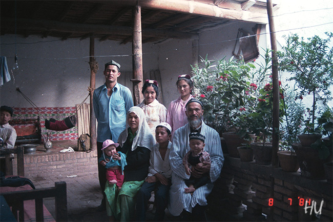 Bir Uygur Ailesi, Kaşgar, Çin, 1984 yılı    Fotoğraf: Halil Uğur 