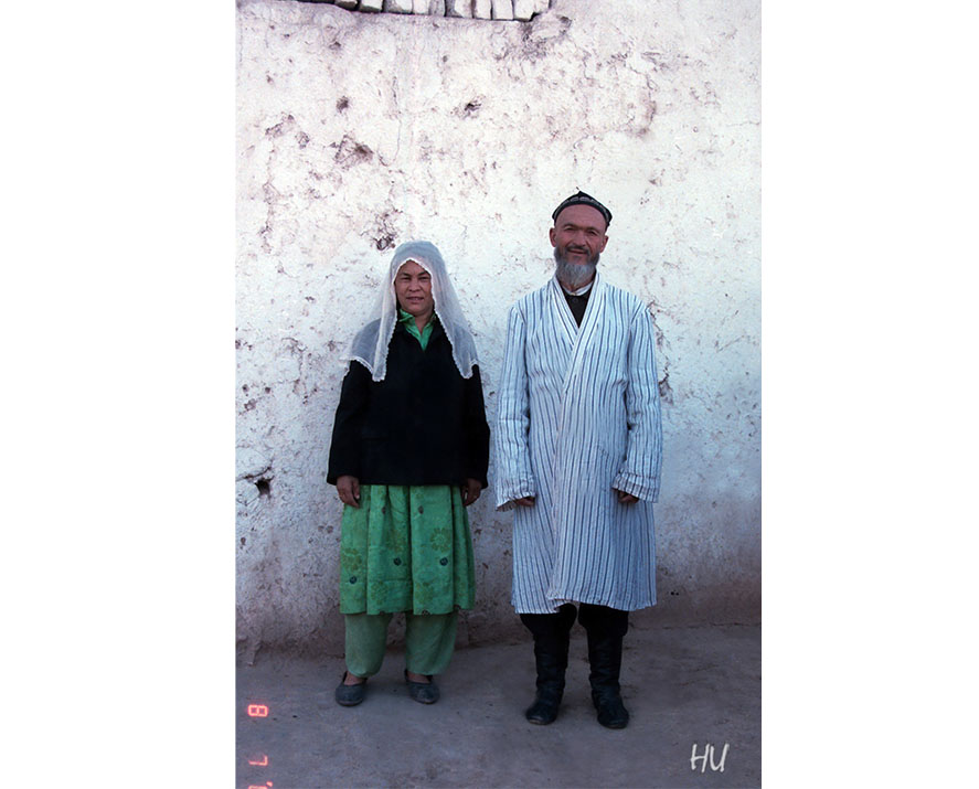 Uygur Sadık Efendi ve Ailesi, Kaşgar, 1984 yılı    Fotoğraf: Halil Uğur 