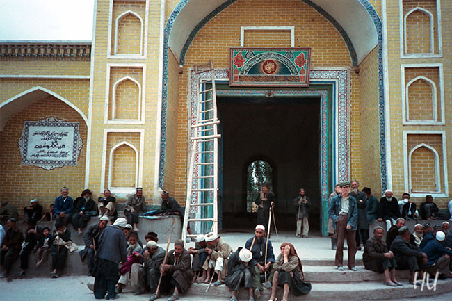 Idqa Mescit Önünde, Kaşgar, Uygur Bölgesi, 1984 yılı     Fotoğraf: Halil Uğur 