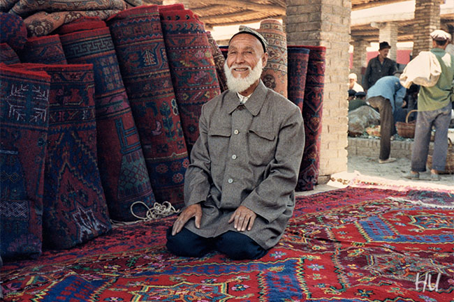 Kaşgarlı Halıcı, Kaşgar, Uygur Bölgesi, 1984 yılı    Fotoğraf: Halil Uğur 