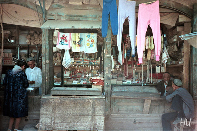 Kaşgar Çarşısında Bir Dükkan, Uygur Bölgesi, 1984 yılı   Fotoğraf: Halil Uğur 
