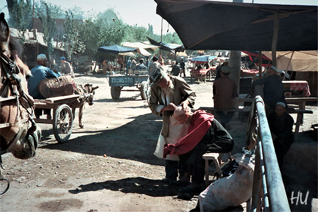Kaşgar Pazarında Berber, Uygur Bölgesi, Çin, 1984 yılı.     Fotoğraf: Halil Uğur