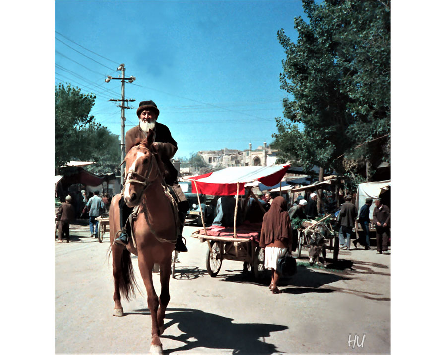Kaşgar Sokaklarında, Uygur Bölgesi, Çin, 1984 yılı     Fotoğraf: Halil Uğur 