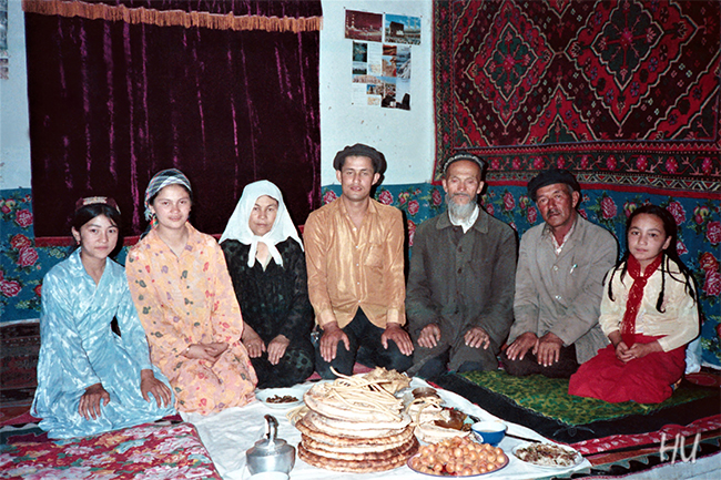 Uygur Ailesi Sofrada, Kaşgar, Uygur Bölgesi, 1984 yılı     Fotoğraf:  Halil Uğur