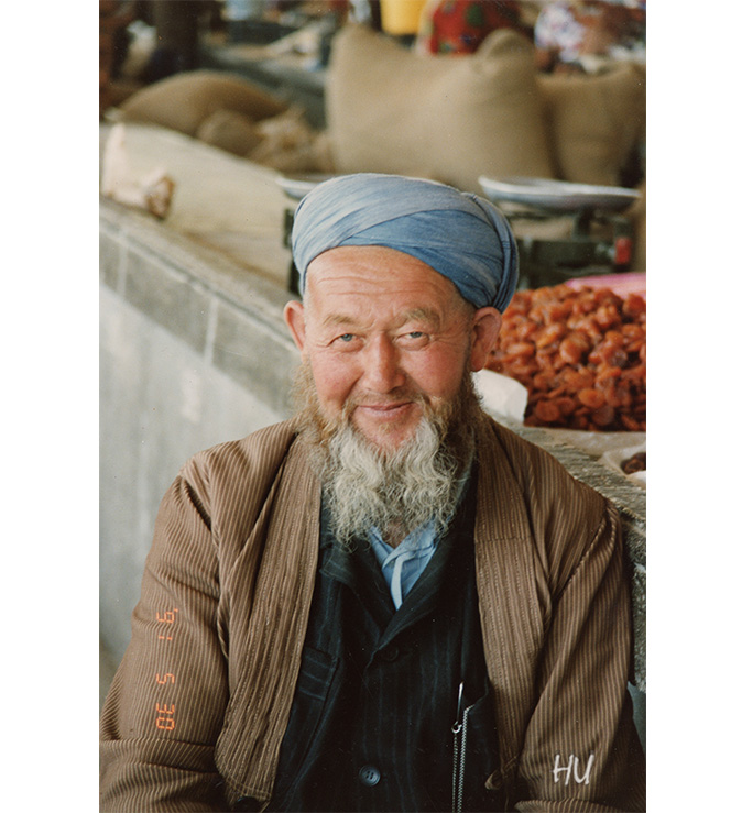 Fıstıkçı Dede Pazarda, Taşkent, Özbekistan, 1984 yılı      Fotoğraf: Halil Uğur 