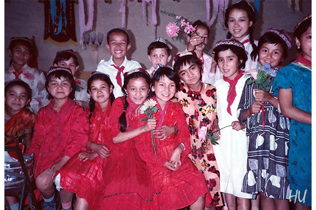 İlkokulda Bayram, Uygur Bölgesi, 1984 yılı         Fotoğraf: Halil Uğur