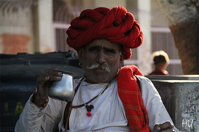 Ciddiyet içinde çay içmekten keyif almak, Hindistan    Fotoğraf: Halil Uğur 