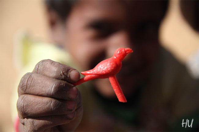 Çocuk neşe içinde arkamdan koşup bana oyuncağını uzatmıştı, Hindistan    Fotoğraf: Halil Uğur 