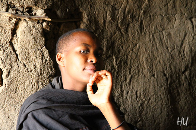 Kadın, Çamur Örme Evinde, Tanzanya   Fotoğraf: Halil Uğur 