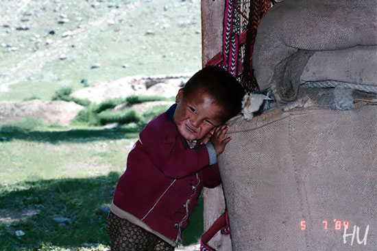 Yurt kapısında göçebe Kazak çocuğu, Uygur Bölgesi, Çin, 1984. Fotoğraf: Halil Uğur 