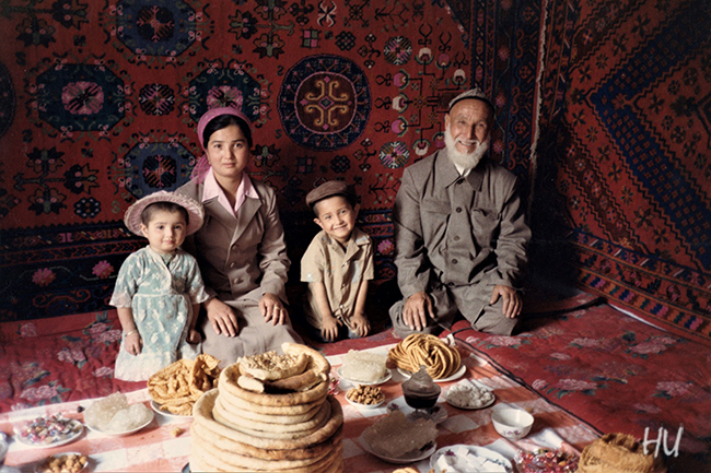 Uygur Aile Sofrasında Kaşgar, Uygur Bölgesi, Çin, 1984     Fotoğraf: Halil Uğur 