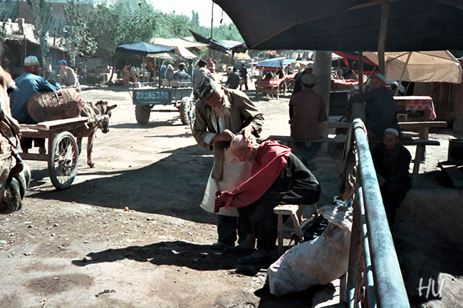 Kaşgar pazarında tıraş olmak, Kaşgar, Uygur Bölgesi, Çin, 1984  -   Fotoğraf: Halil Uğur 