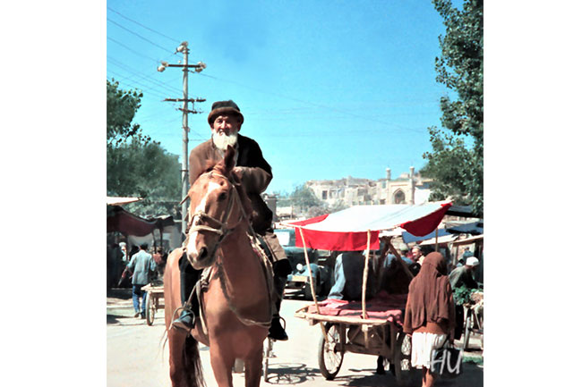 Kaşgar sokaklarında, Uygur Bölgesi, 1986 yılı     Fotoğraf: Halil Uğur 