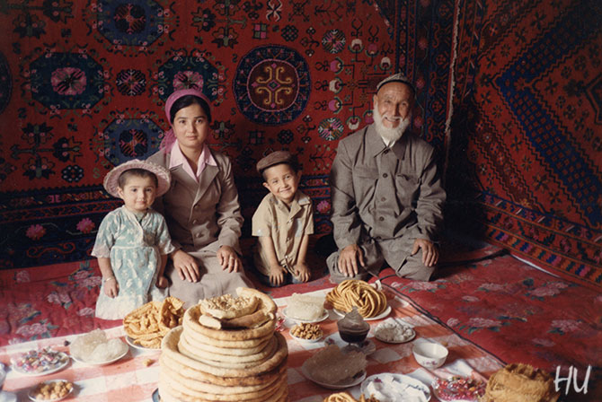 Uygur Aile Sofrasında, Kaşgar, Uygur Bölgesi, Çin, 1984   Fotoğraf: Halil Uğur 