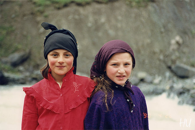 Giresun'da Kız Çocukları, Giresun, 1990  Fotoğraf: Halil Uğur 