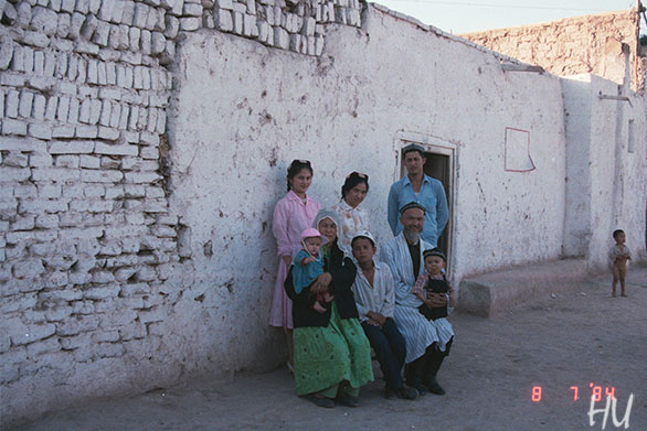 Uygur Ailesi Evlerinin Önünde - Kaşgar - Çin 1984 yılı   Fotoğraf: Halil Uğur 