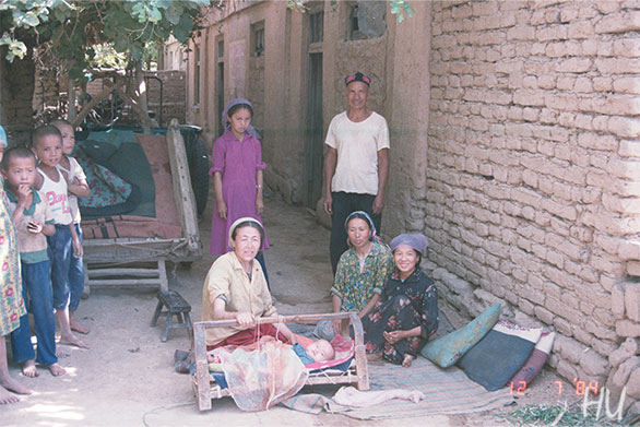 Uygur ailesi, Turfan, Çin, 1984. Fotoğraf: Halil Uğur 