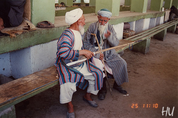 Pazarda dutar çalan ihtiyar sohbette, Semerkant, Özbekistan 1984 yılı    Fotoğraf: Halil Uğur 