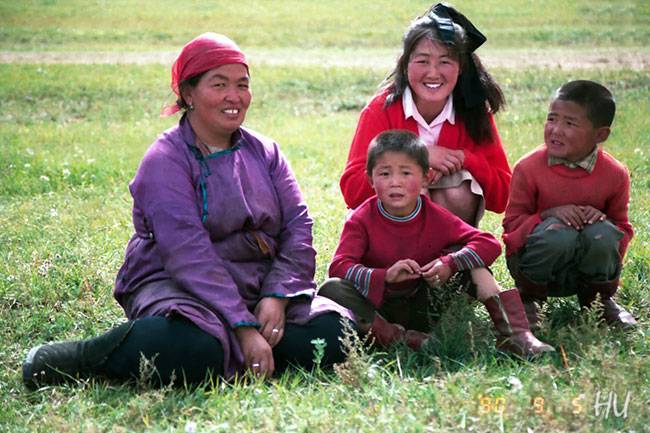 Moğol Aile, Moğolistan, 1990 yılı.    Fotoğraf: Halil Uğur 
