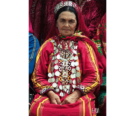 Traditional Turkmen woman, Turkmenistan, 1991.  Photography by Halil Uğur.