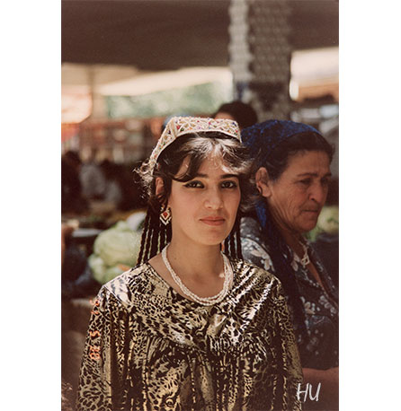 Pazarda Özbek kızı, Buhara, Özbekistan, 1988 yılı.   Fotoğraf: Halil Uğur