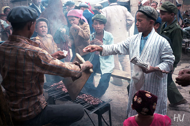 Pazarda Kebabçılar, Kaşgar, Uygur Bölgesi, 1988 yılı     Fotoğraf: Halil Uğur 