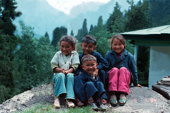 Uygur Çocuklar, Cennet Göl, Uygur Bölgesi, 1988 yılı   Fotoğraf: Halil Uğur 