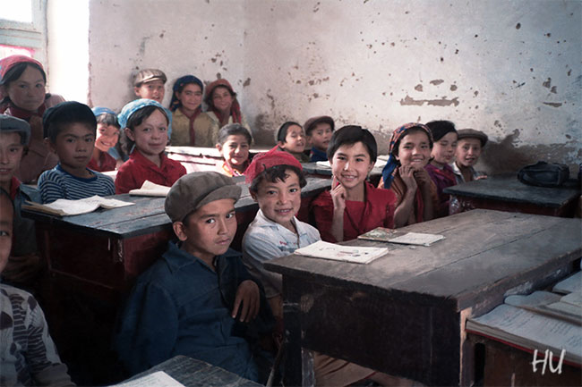 Ögrenciler, ilkmektep, Kaşgar, Uygur Bölgesi, Çin, 1984              Fotoğraf: Halil Uğur 