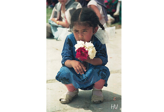 Bayram Seyreden Türkmen Çocuk,  Aşgabat, 1991 yılı     Fotoğraf: Halil Uğur 