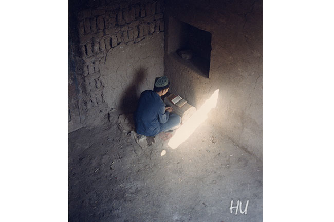Yer altında Kuran okuyan çocuk, Turfan, Uygur Bölgesi, 1984 yılı.    Fotoğraf:  Halil Uğur 