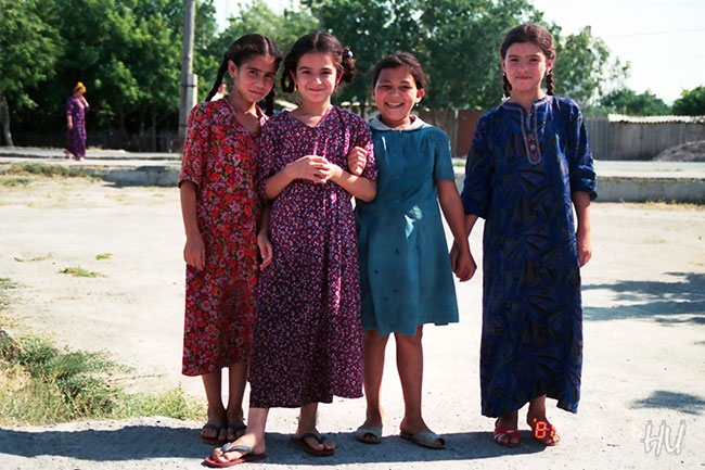 Türkmen Çocuklar,  Göktepe, Türkmenistan, 1988 yılı.                    Fotoğraf: Halil Uğur 