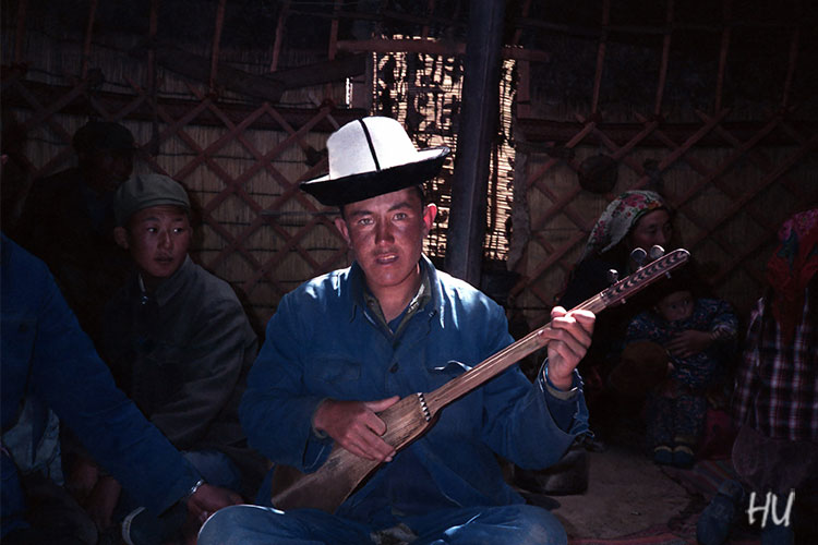 Kırgız Obasında, Karakurum Geçidi, Uygur Bölgesi, Çin, 1984. Fotoğraf: Halil Uğur 