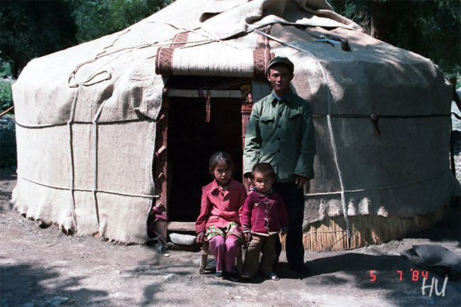 Kazak Aile, Uygur Bölgesi, Çin,1984 yılı. Fotoğraf: Halil Uğur