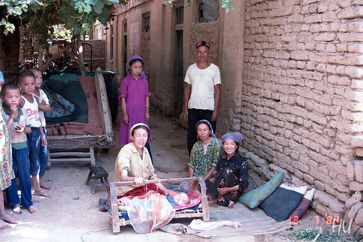 Uygur ailesi, Kaşgar, Çin, 1984. Fotoğraf: Halil Uğur 