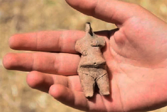 İzmir'de 7 bin 800 yıllık kadın heykelciği bulundu